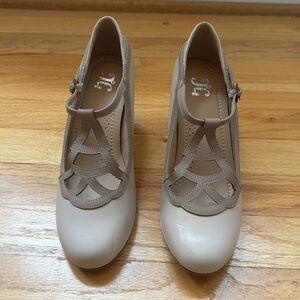 JG Women's Tan Heels with Arch Detailing, size 8, NEVER WORN!